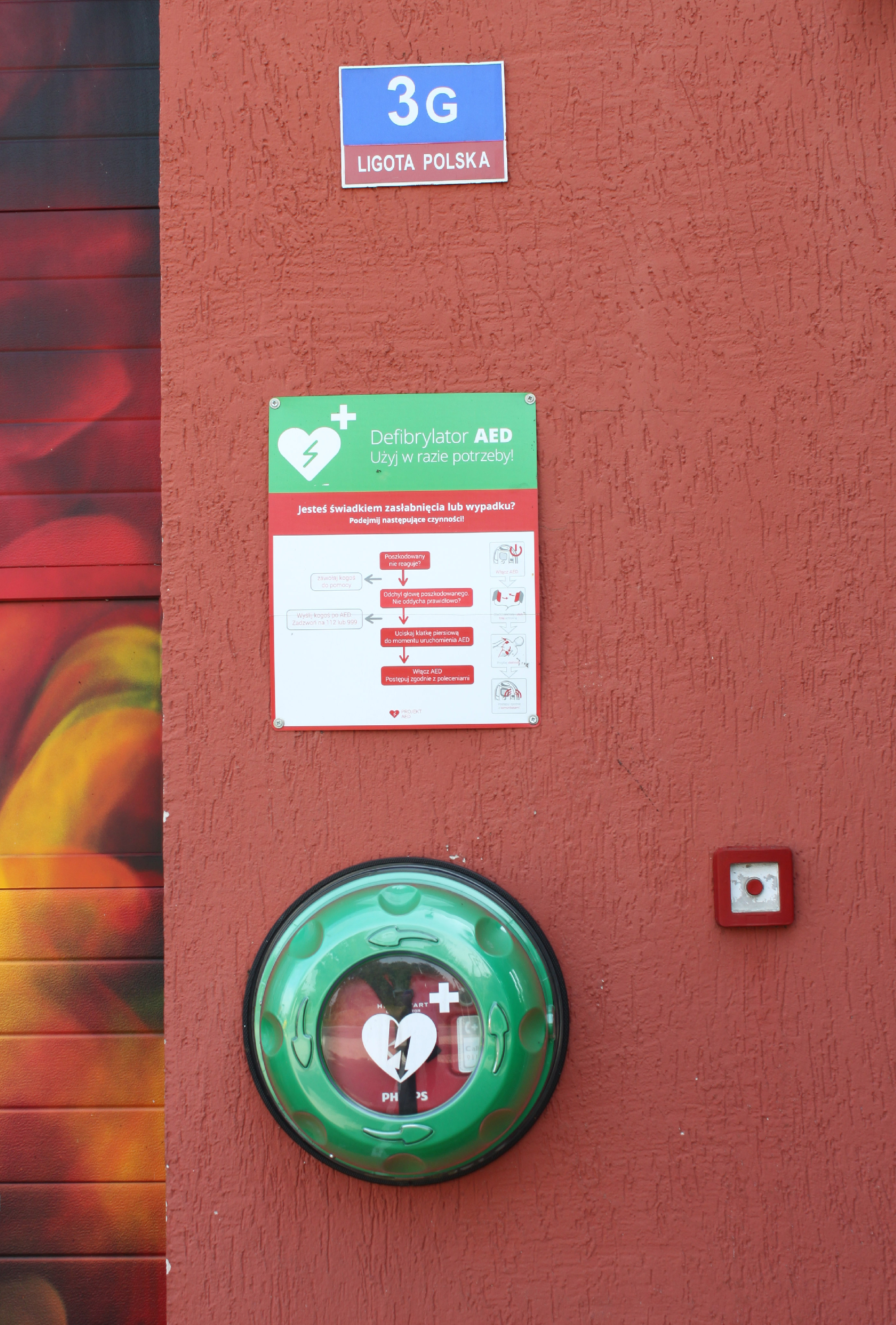 Defibrylator AED na ścianie OSP w Ligocie Polskiej
