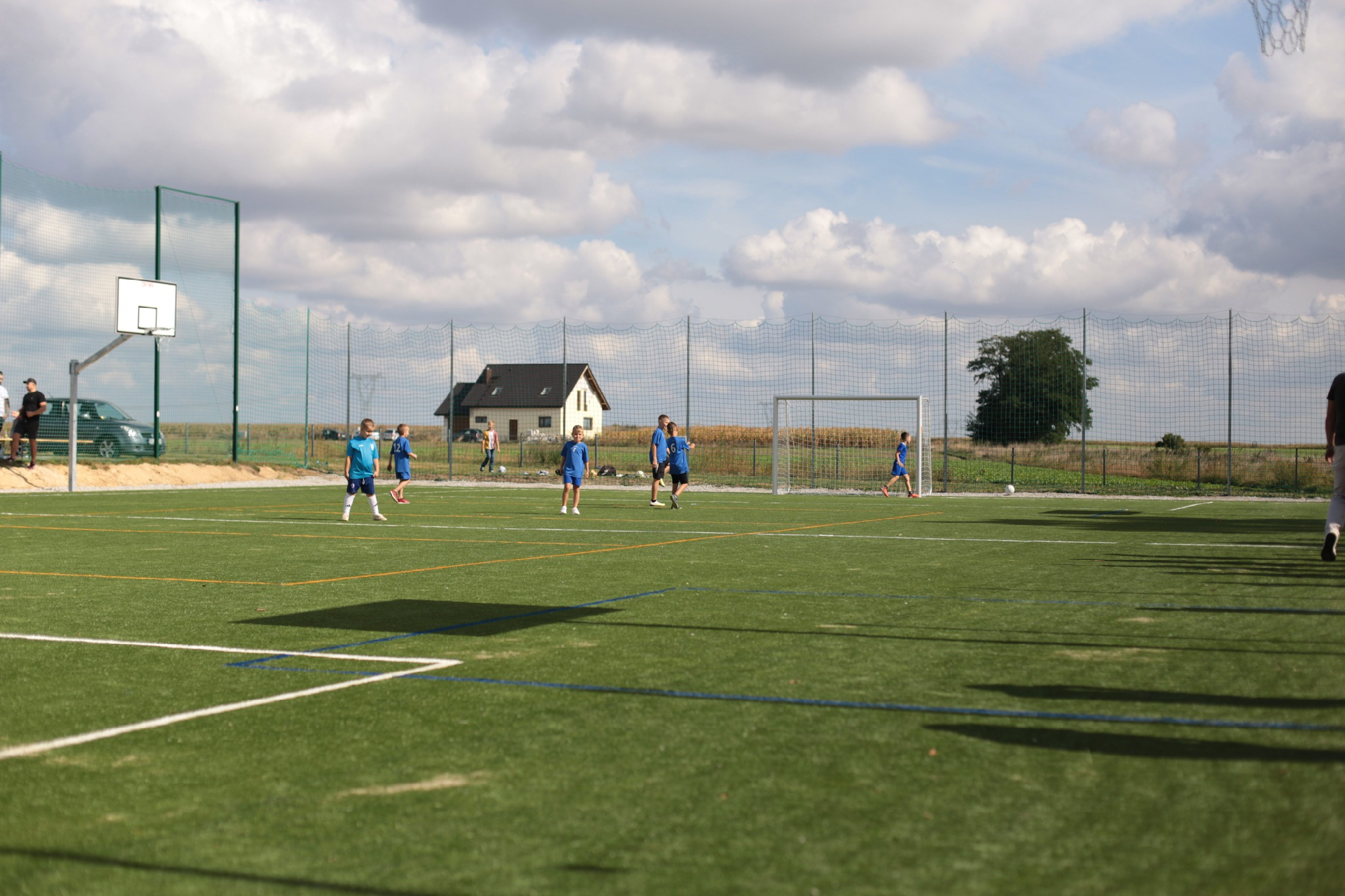 Wielofunkcyjne boisko sportowe w Nieciszowie, turniej piłkarski z okazji otwarcia obiektu, mecz z udziałem dzieci