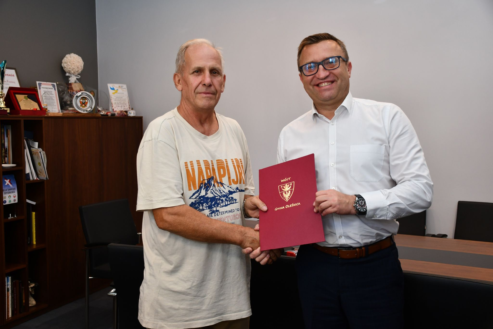 Podpisanie umowy na termomodernizację świetlicy wiejskiej w Ligocie Wielkiej, wójt gminy Oleśnica wraz z wykonawcą